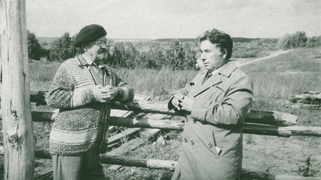 Соколов И. А. (слева) дает интервью с. Тараданово, 1995 г. МКУК МТК ЗСМД ОФ 1631-10.jpg